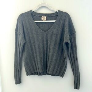 Women’s Gray v-neck sweater size M